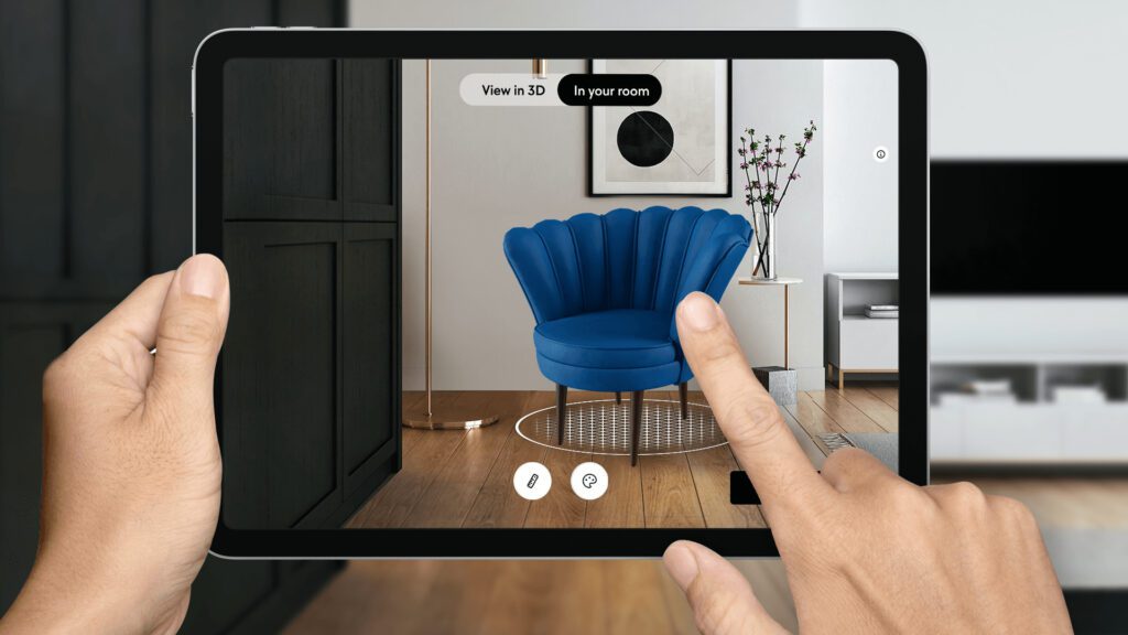 personne tenant un iPad pointant vers l'image d'une chaise de réalité augmentée sur un site Web de magasin de meubles de commerce électronique.