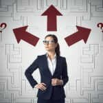 A young business woman making decisions with question marks. makde with Freepik.com